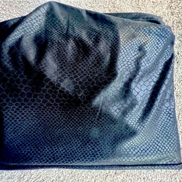 Snakeskin print black leggings. Size US 10 - Picture 3 of 4